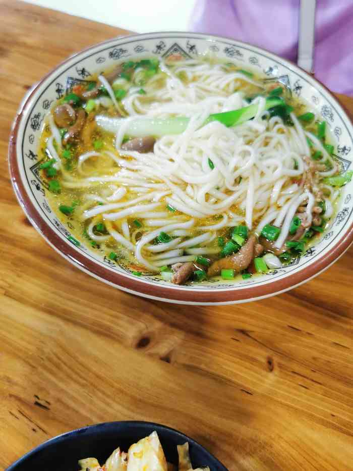 笋子面(公园大道店)-"这家笋子干拌面太好吃了97,环境干净,老.