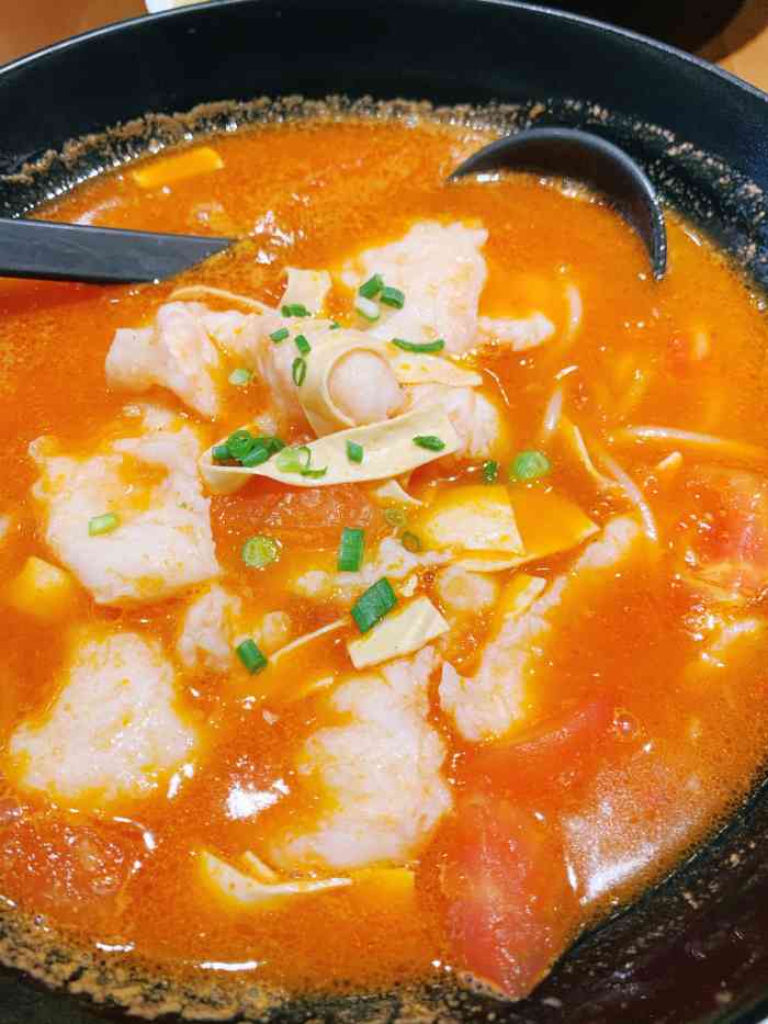 都快坐满了 点了个番茄鱼片米线  味道还可以  鱼片就是巴沙鱼吧