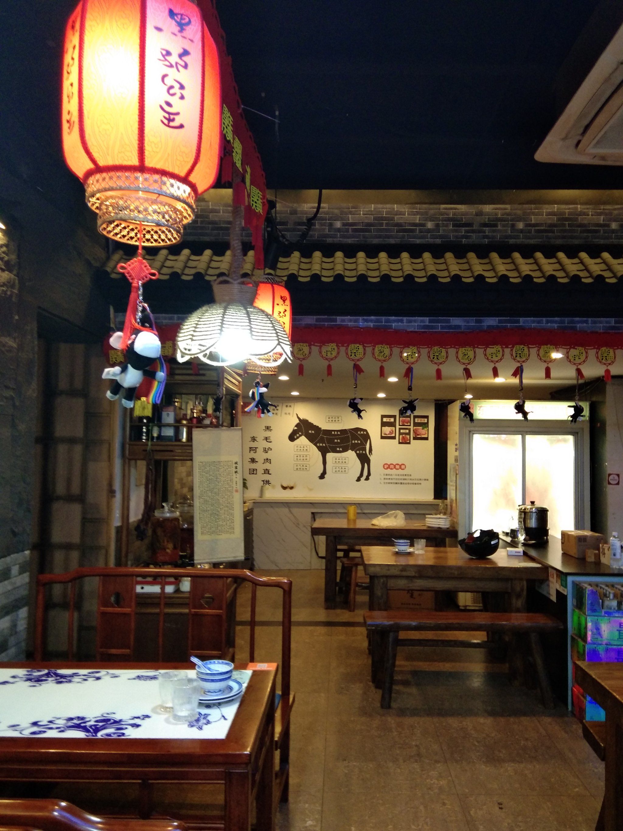 在普善路上的乔老爷驴肉店是一家在上海滩经营近10的专业料理黑驴公主