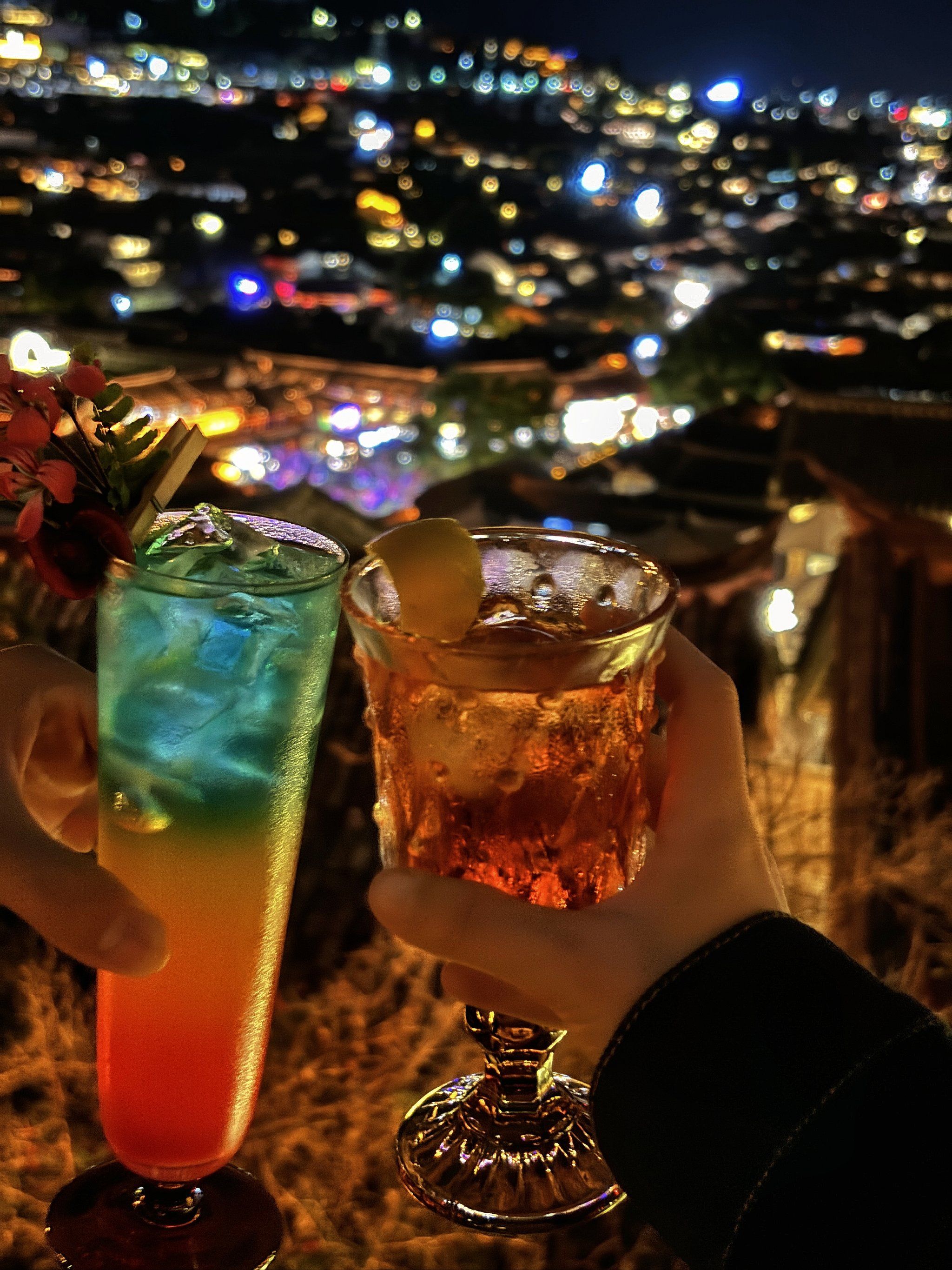 在丽江的一处犄角旮旯,品特调小酒观古城全景