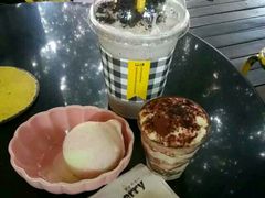 -莓园冰淇淋店
