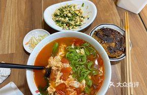 Grandpa Zhang's Mushroom Tomato Egg Noodles