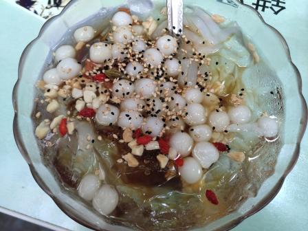 其实店里有很多种冰粉,但是我最爱的还是汤圆冰粉!