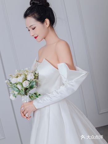 分享我的试纱感受啦!纯缎面的婚纱就是以简洁大气为主