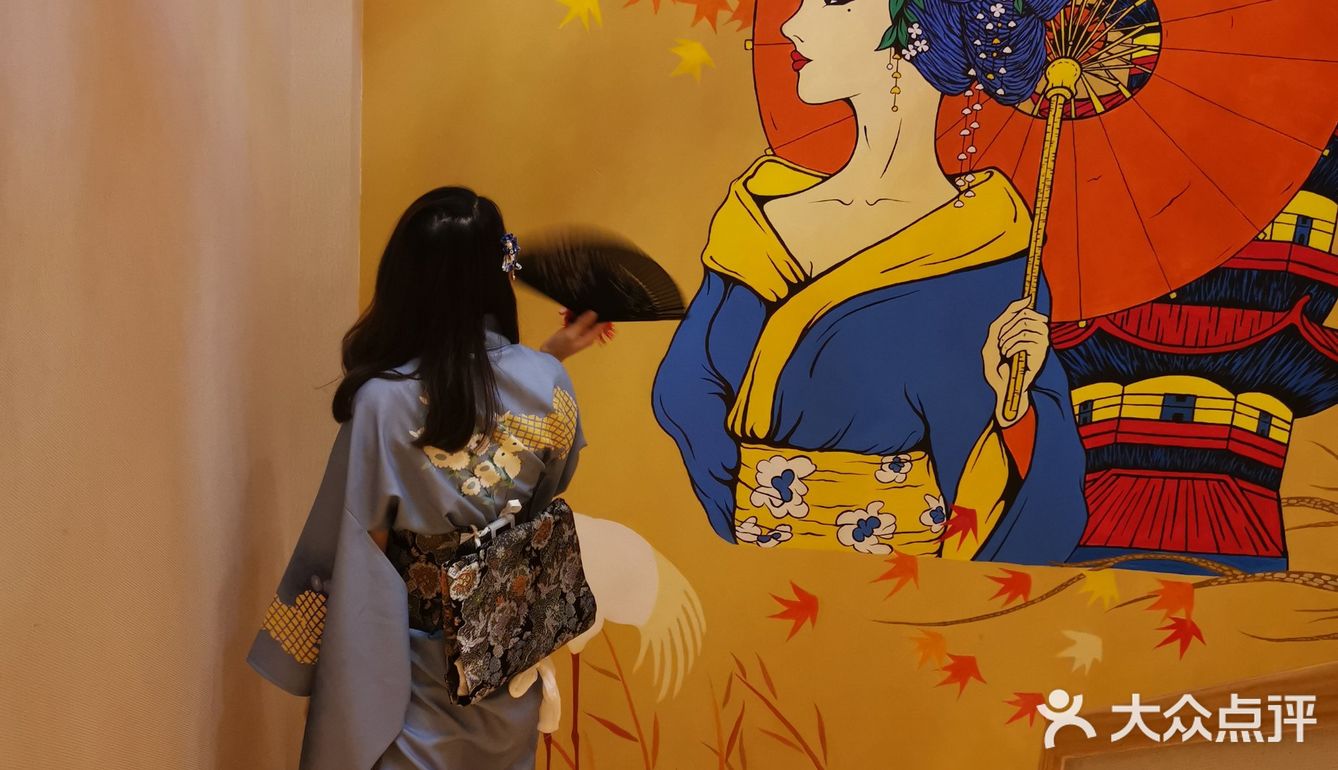 发饰挂件，还有扇子之类的