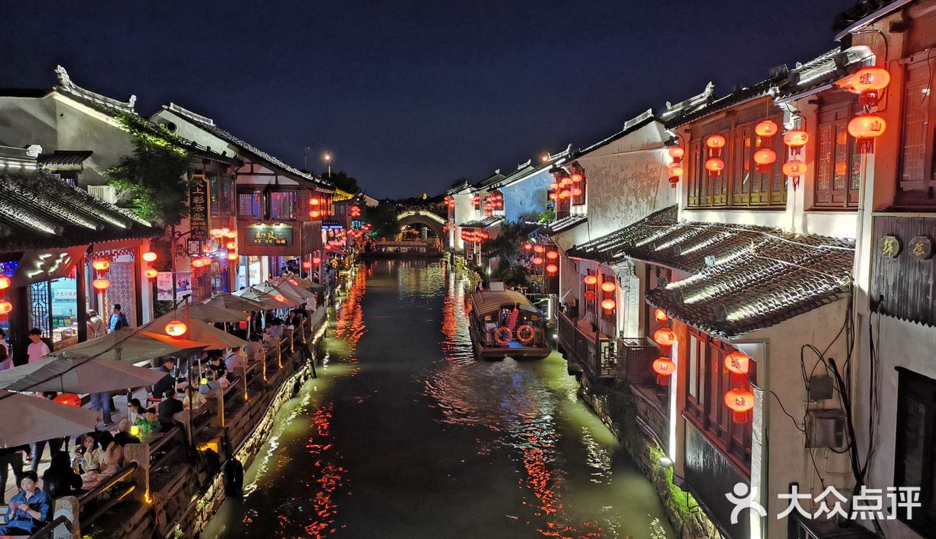 夜景很漂亮。老街都是生活在这边居民居住的地方
