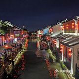 夜景很漂亮。老街都是生活在这边居民居住的地方