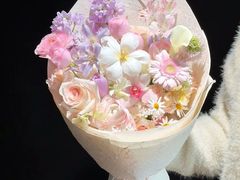 -何兮花店·气球派对鲜花店(马桥银春路万科城店)