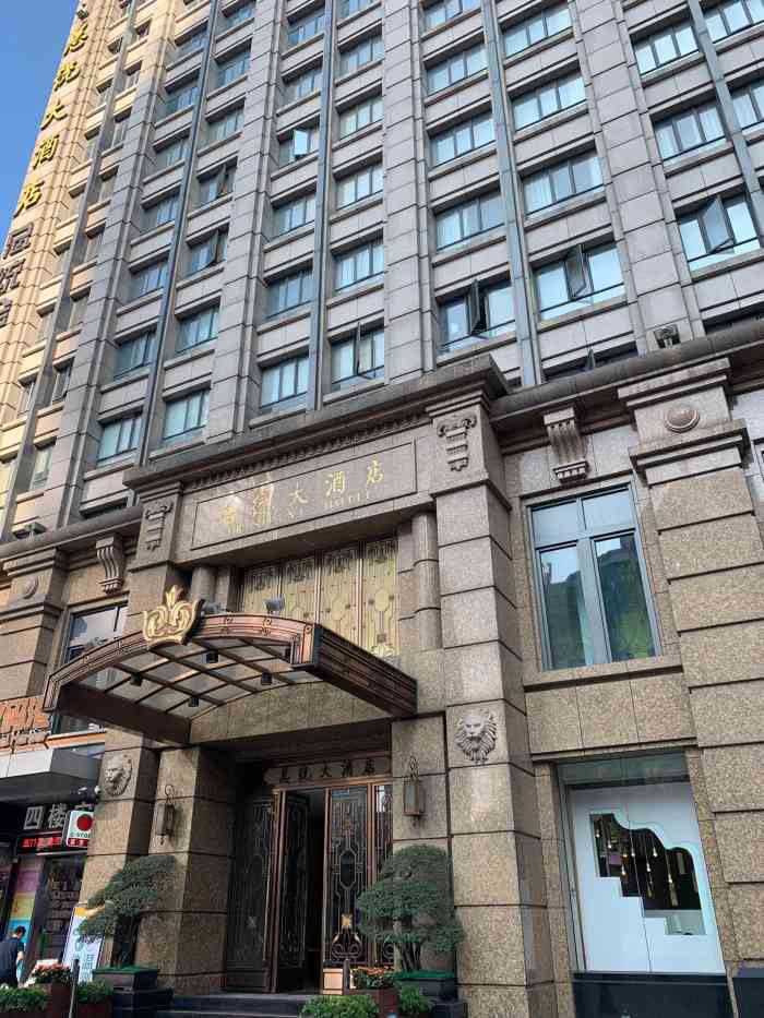 并且我是住附近的,经常路过看到2楼玻璃窗是理发店,总统酒店2楼,开了