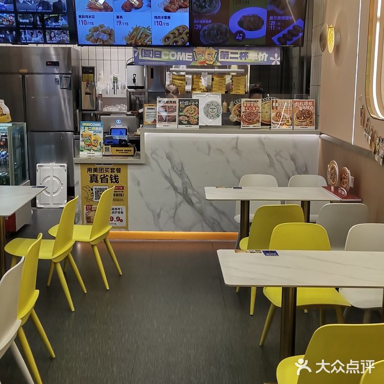 明快干净,开放式厨房可以看到披萨制作全过程