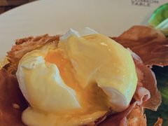 班尼迪克蛋-Common Table · Brunch & Coffee