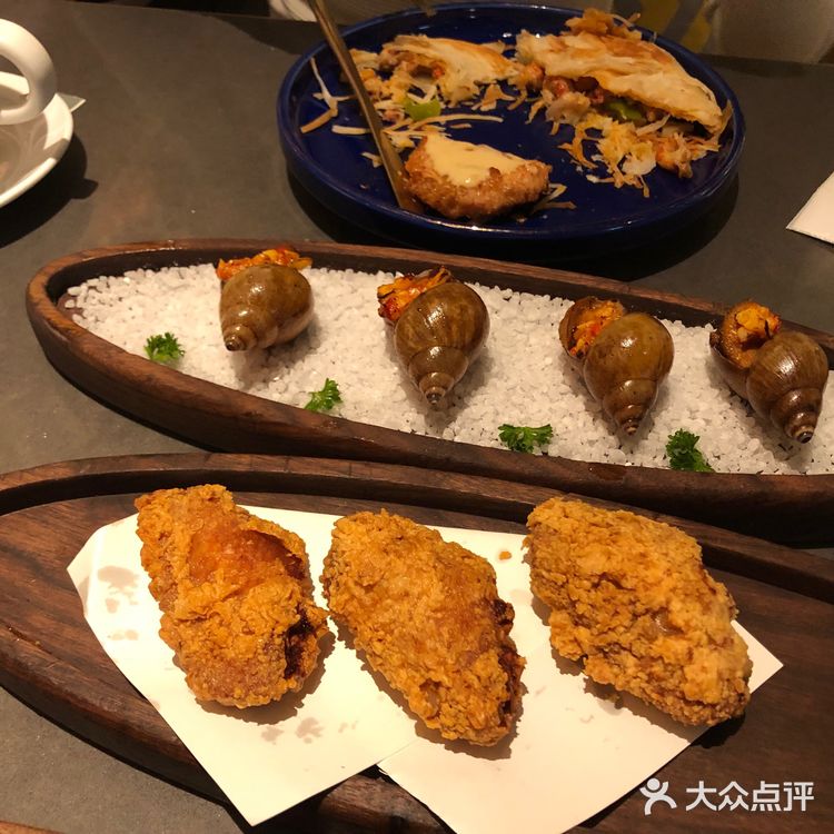 西兰花搭配了他家特制的酱汁 味道适中清爽