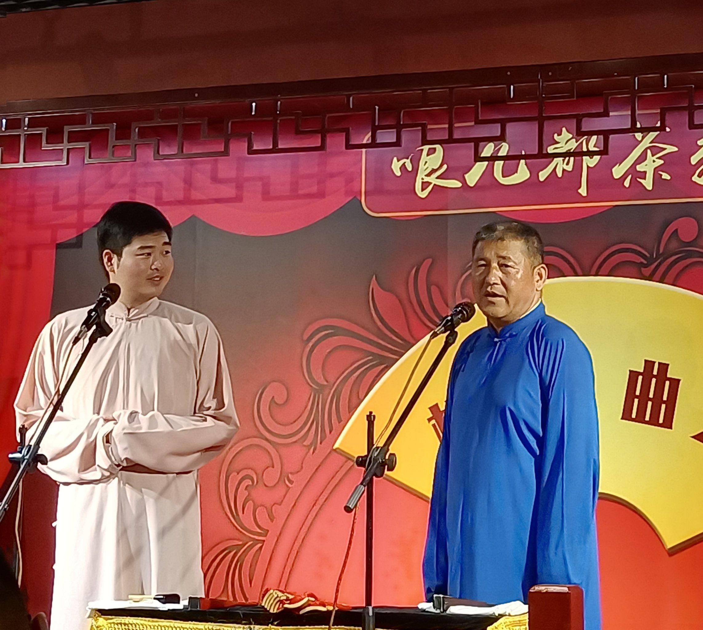 相声会馆,阴天了,依然座无虚席,观众们早早的就来了,等待开场,演员们