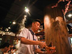 领班帮我们调制酱料-猪啊牛呀羊啊铜盘烤肉(正大广场店)