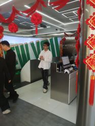 -LESSMORE科技头皮理容中心