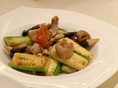 翠玉瓜鸡枞菌炒爽肉-利苑酒家(合景国际金融广场店)