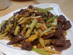 自制酸菜炒牛肉-宏记广东客家菜(丰汇店)