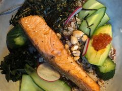 煎三文鱼牛油果色拉-Wagas沃歌斯(大学路店)