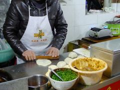 师傅在门口做葱油饼-梁记肥肠粉(宽窄巷子店)