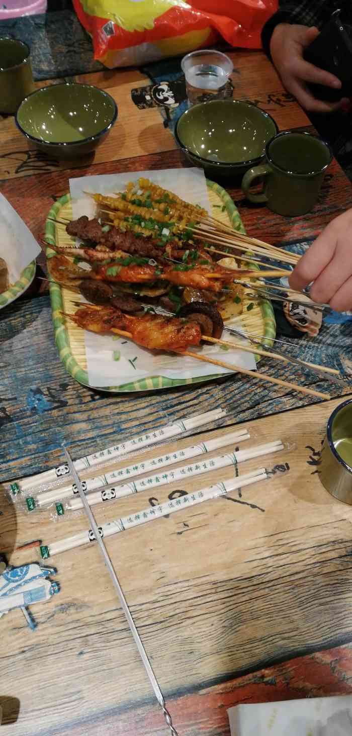 老班长烧烤城"晚上想吃烧烤,来到家附近这家新开的店.