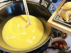 浓厚原只鸡煲花胶汤-鲜入围煮花胶鸡海鲜火锅