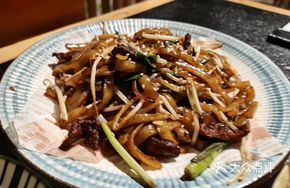 Stir-Fried Beef Rice Noodles
