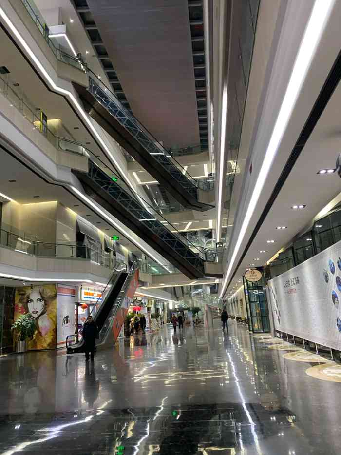 "这个美食汇在澳龙广场楼电影院面,地方不大,店面也不多.