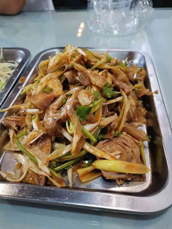 张大彪临沂炒鸡(城阳店"环境算是干净整洁的,服务也还算热情.第.