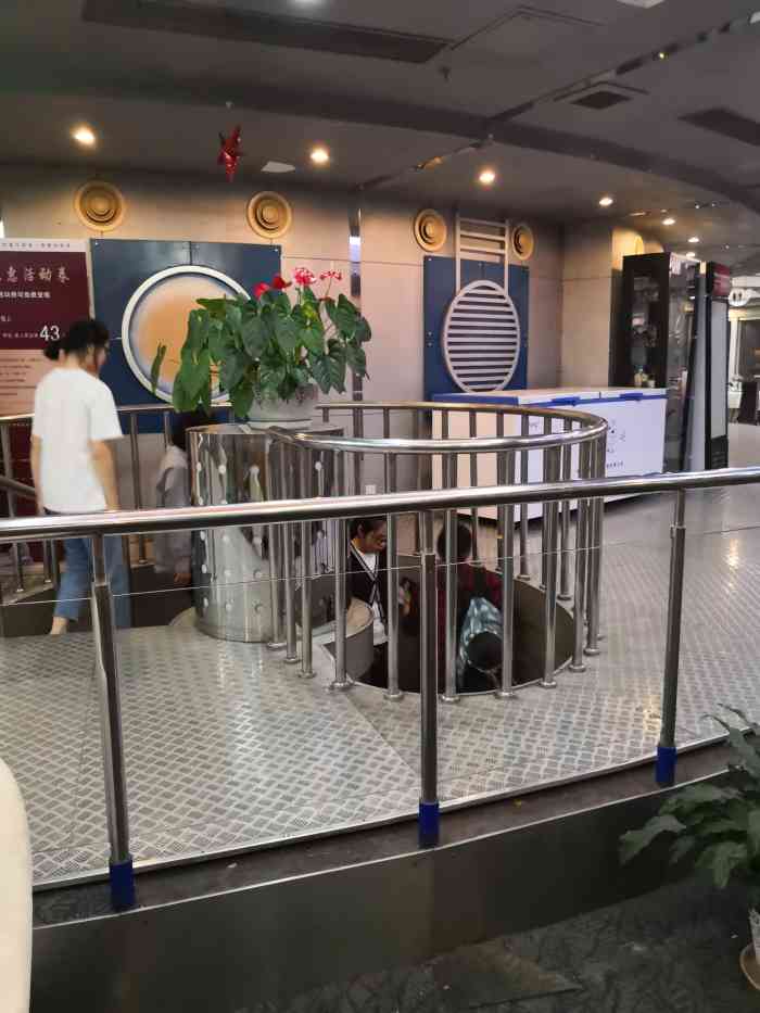 天塔旋转餐厅-"垃圾,垃圾,谁去谁后悔.总之,我们来之后.