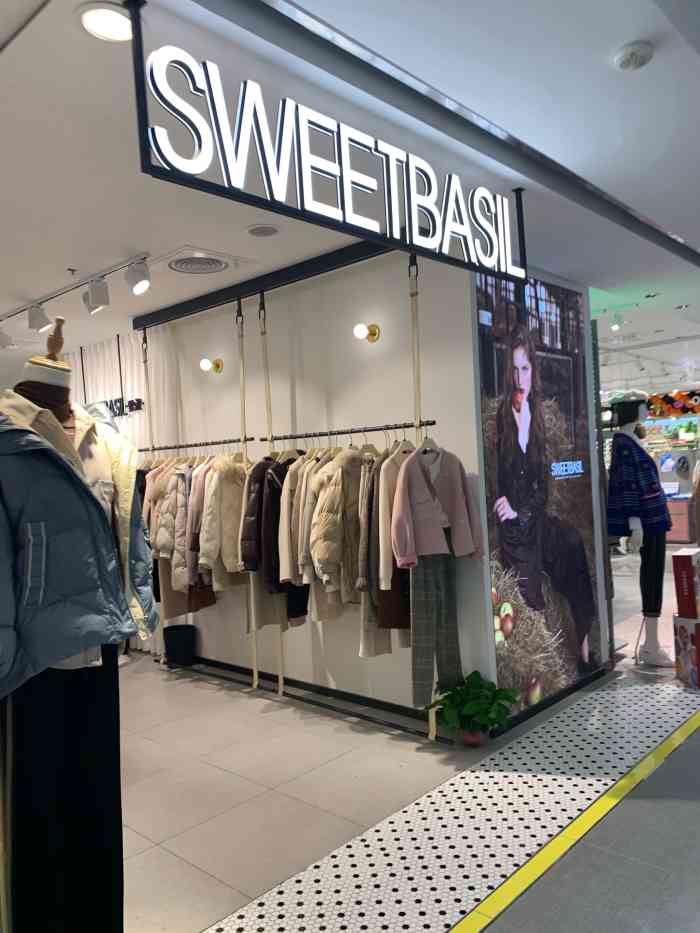 紫淑(大洋百货新街口店)-"他家刚好是在某一个上楼梯的拐角处,顺便看.