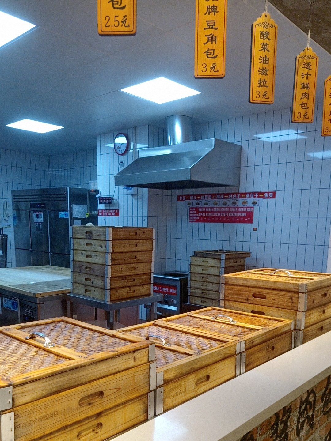 店,装修很有意思,小店很温馨,收拾的很干净,桌椅数量也很多,包子味道