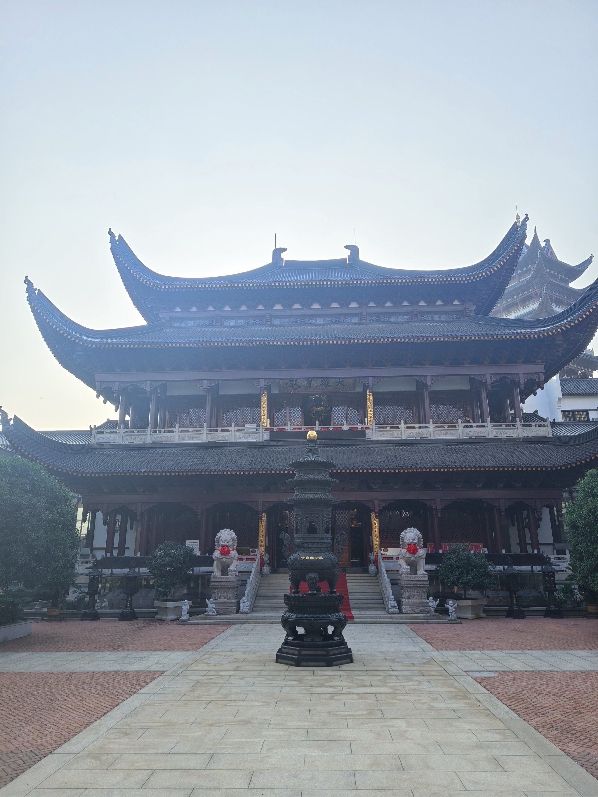 悠闲散步在玉泉寺里