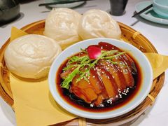 酒酿馒头配扣肉-卯时·龙光雅宴·精致锡帮菜(惠山古镇店)