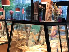 面包甜点陈列柜-Dough&Joe团憩(瑞虹天地月亮湾店)