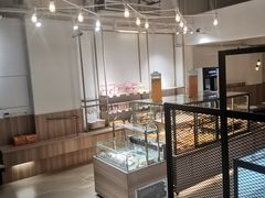 面包甜点陈列柜-顶东面包花园·生日蛋糕(世博店)