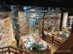 -猫的天空之城概念书店(杭州南宋御街店)