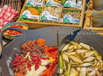 【山里菌菇六拼，丰富味觉体验】 这道拼盘里面有各种新