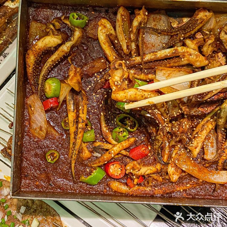 这家店的肥肠包大葱也太绝了!简直就是神仙吃法