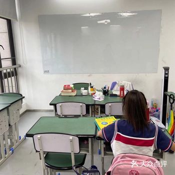 每间教室每个年级都是隔开来的