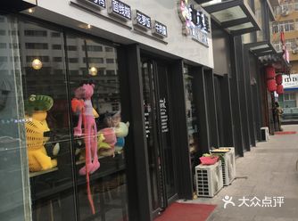 一面是这家小店的外景绘画
