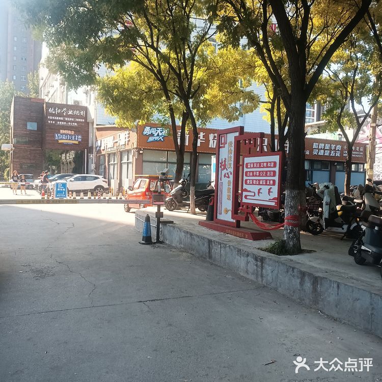 现包现蒸。我最爱的是他们家的招牌鲜肉包，皮薄馅多