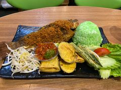 黃薑炸原條魚雜錦飯-班兰叶印尼美食