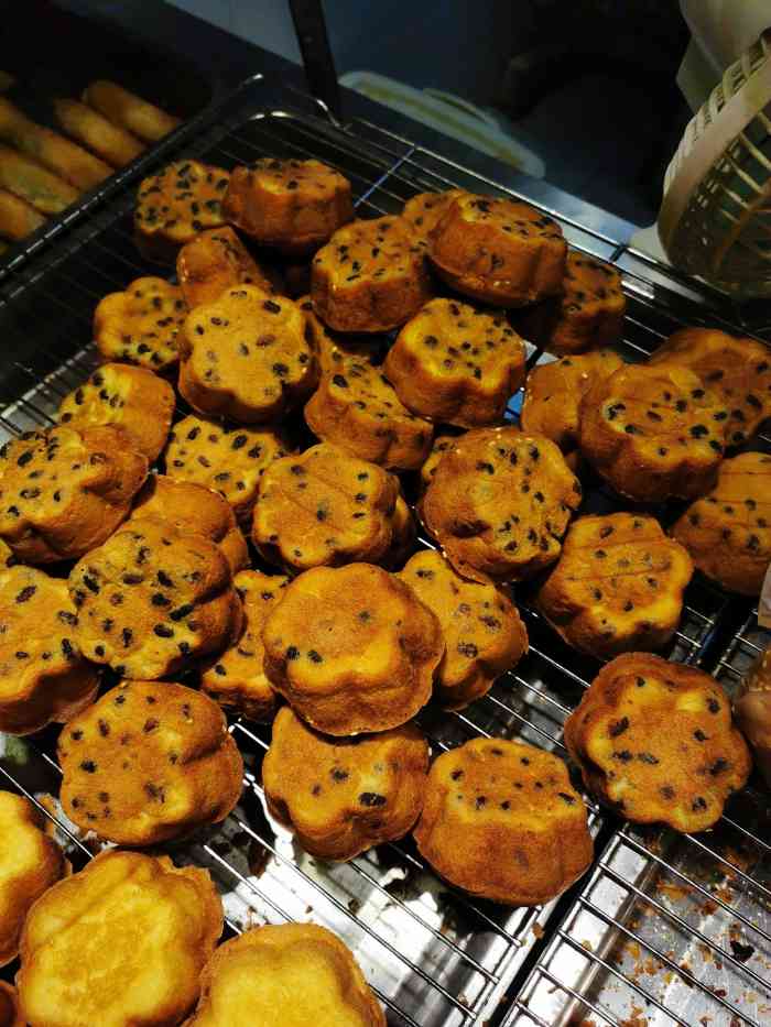 江南糯米蛋糕-"这家店位于沙坪坝区小龙坎正街,离公交车站.