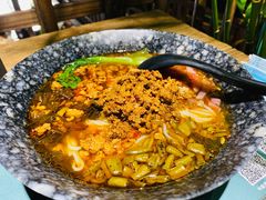 佩奇爱酸菜米线-八月美食小馆(银泰城总店)