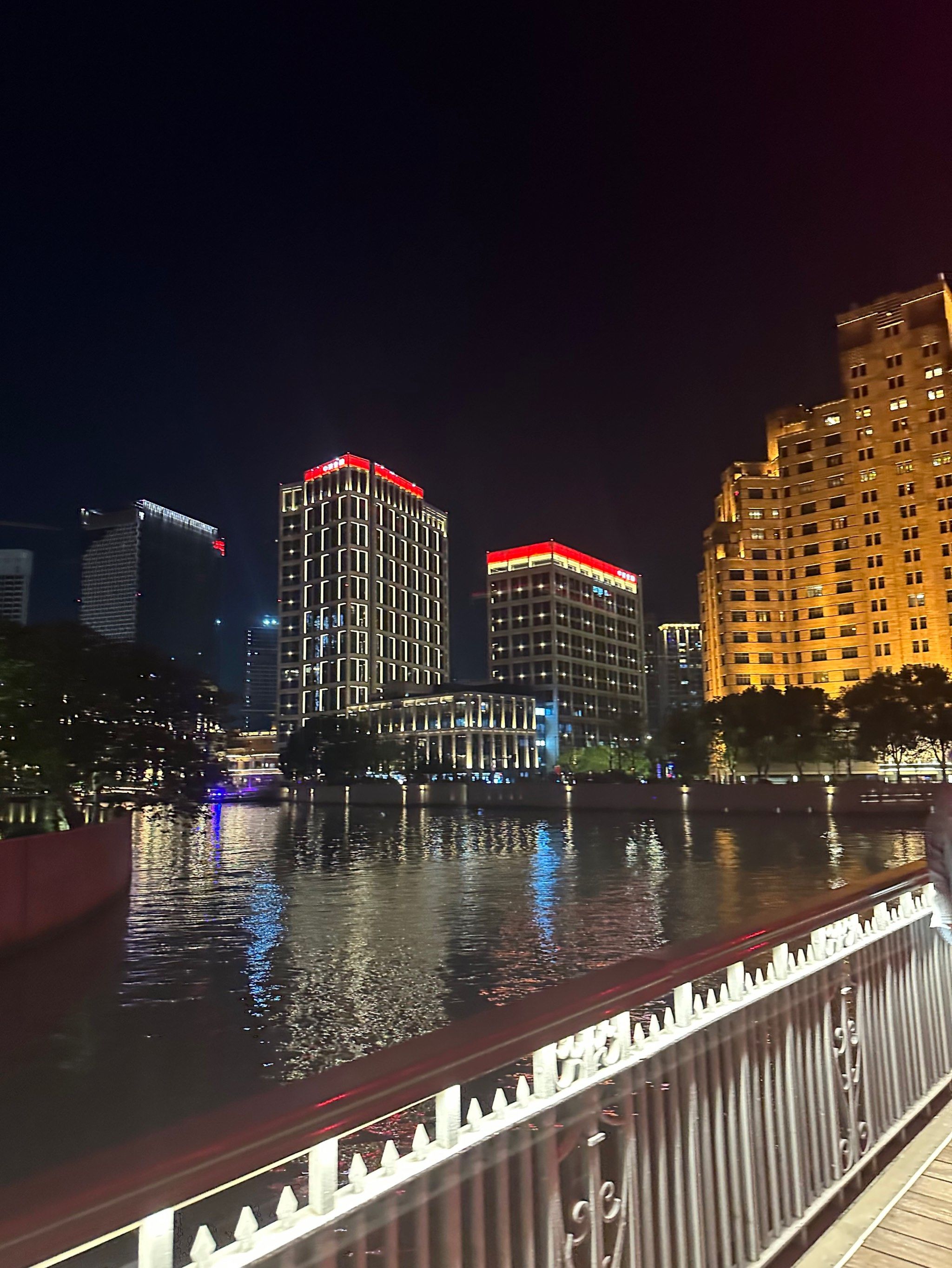 江边夜景 
游客一次很多
来上海游玩怎能错过外白渡桥么
后面