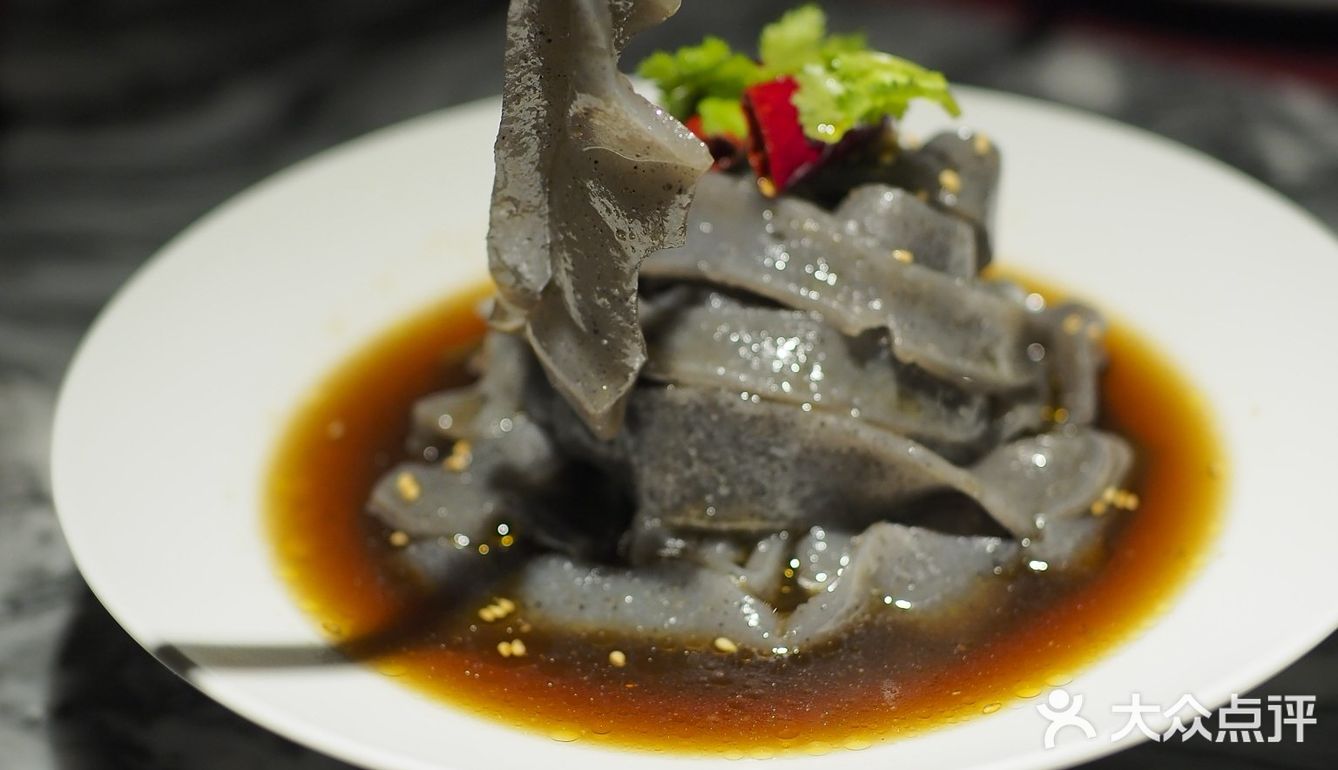 一边吃饭一边欣赏舞蹈，不香吗[胜利]