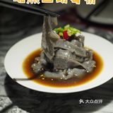 一边吃饭一边欣赏舞蹈，不香吗[胜利]