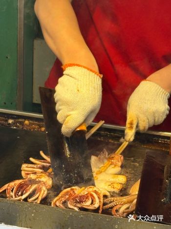 夜市美食出摊啦｜这大鱿鱼确定不来一口吗