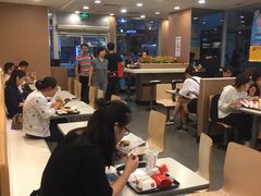 大堂-麦当劳(轻轨曹杨路店)