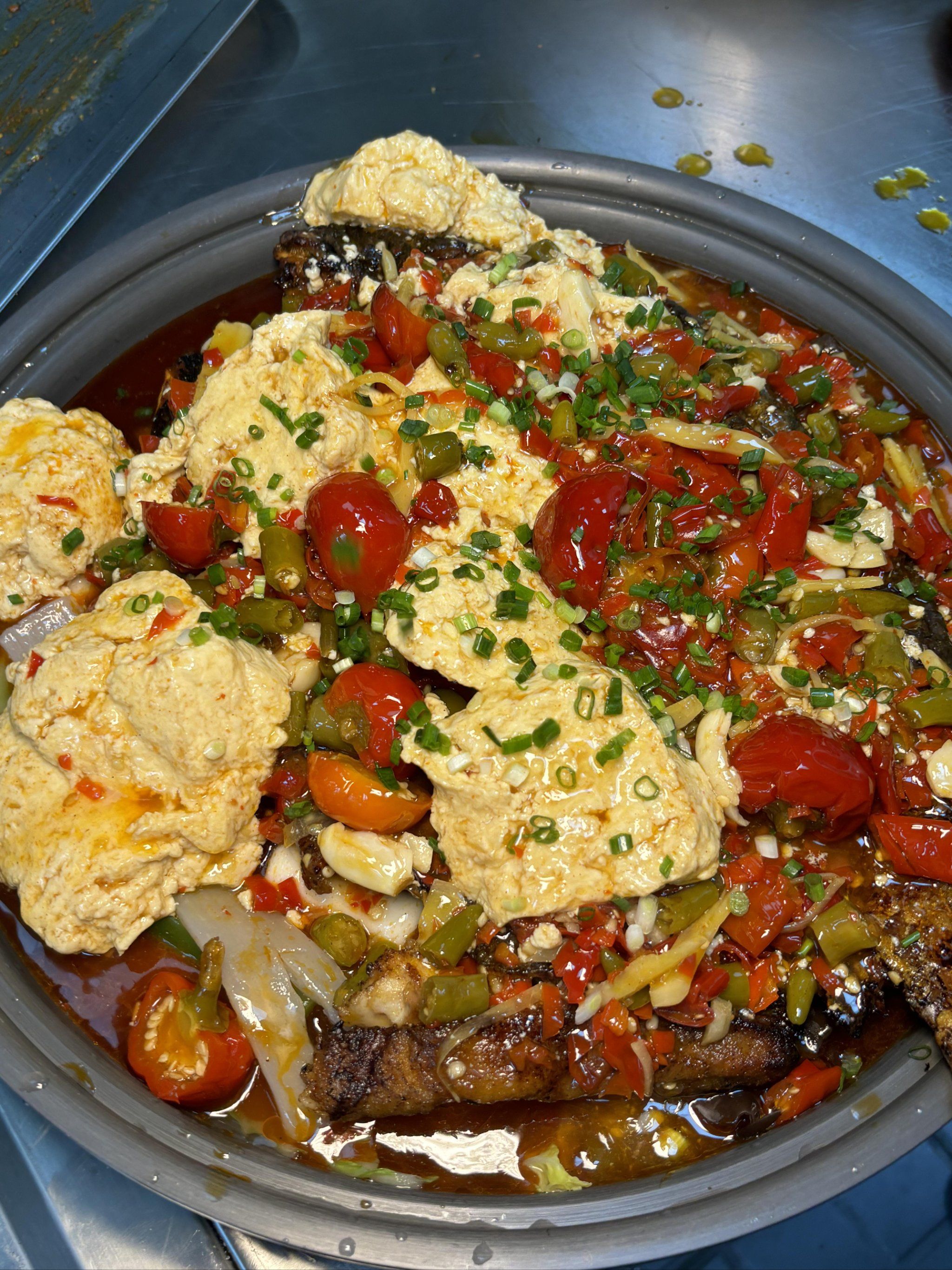 n✅泡椒豆花烤鱼
也是采用鲜活的鮰鱼,搭配上每日现制的豆花和